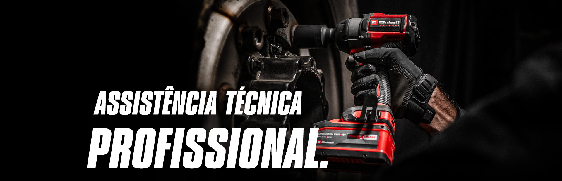 Grande plano de uma chave de impacto vermelha sem fios a ser utilizada numa roda, com o texto “Serviços Profissionais”.
