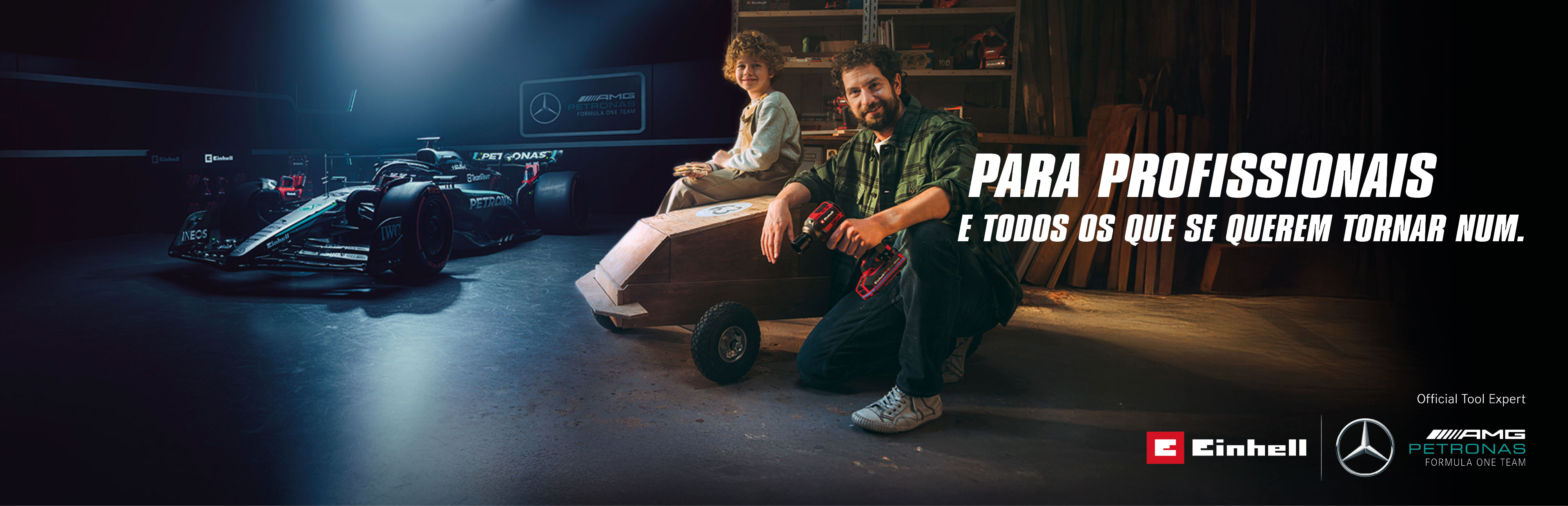 Um pai e uma criança numa oficina com um carro de rolamentos feito em casa. Ao fundo, um carro de Fórmula 1 da Mercedes-AMG PETRONAS e ferramentas Einhell. O texto à direita diz: "Para profissionais e para quem quer tornar-se um."