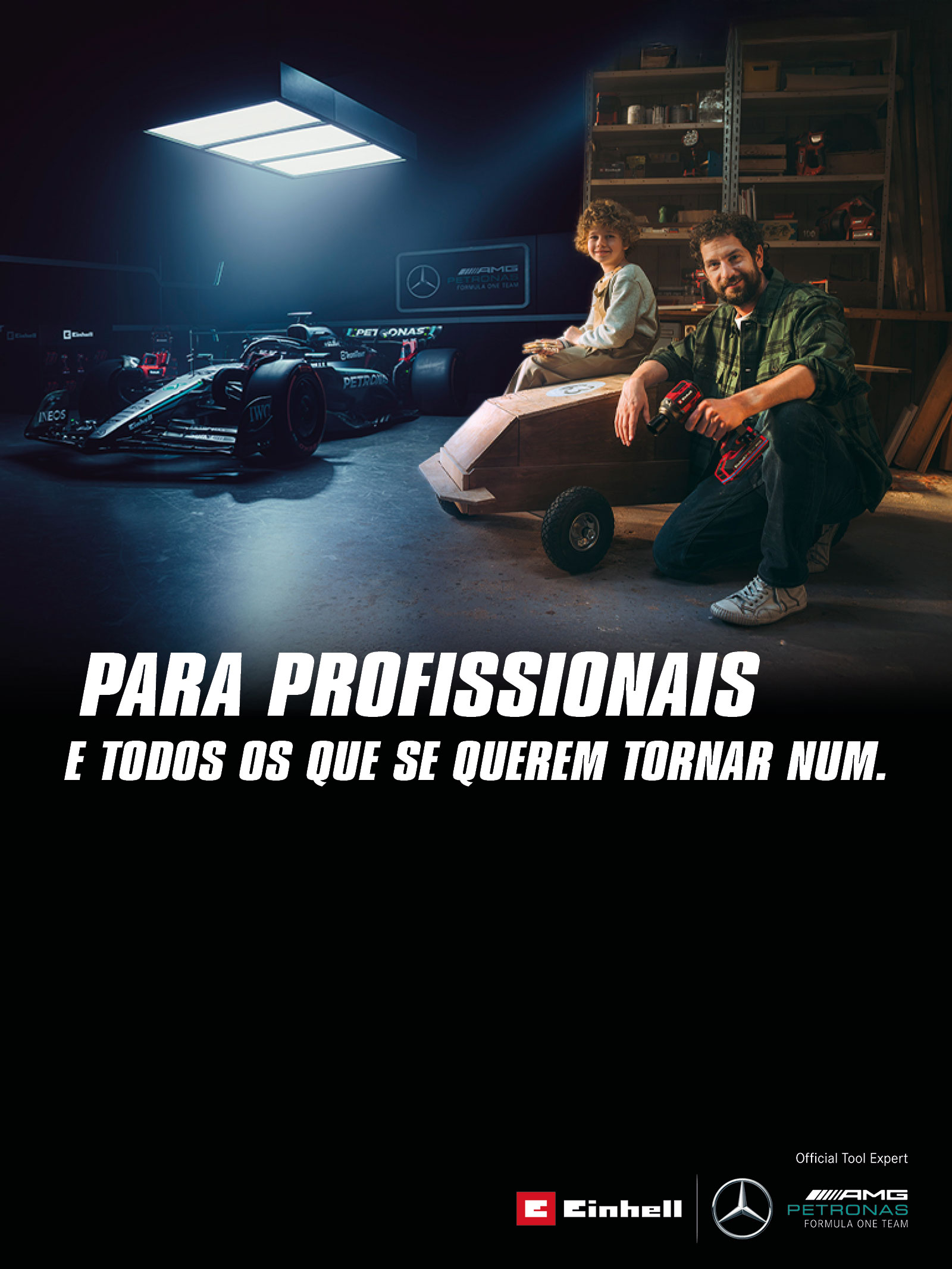 Um pai e uma criança numa oficina com um carro de rolamentos feito em casa. Ao fundo, um carro de Fórmula 1 da Mercedes-AMG PETRONAS e ferramentas Einhell. O texto à direita diz: "Para profissionais e para quem quer tornar-se um."