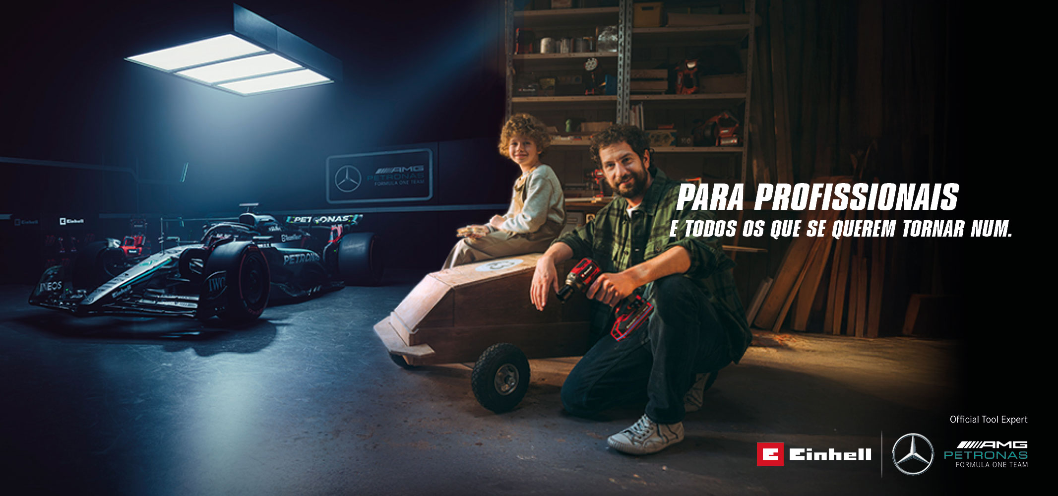 Um pai e uma criança numa oficina com um carro de rolamentos feito em casa. Ao fundo, um carro de Fórmula 1 da Mercedes-AMG PETRONAS e ferramentas Einhell. O texto à direita diz: "Para profissionais e para quem quer tornar-se um."