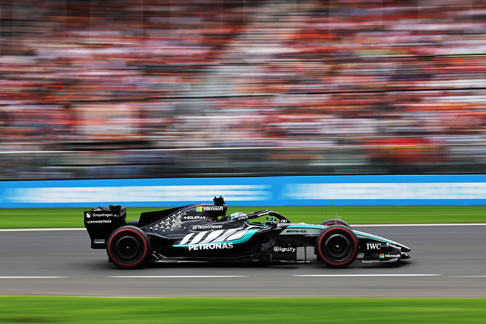 Carro de Fórmula 1 em alta velocidade na pista.