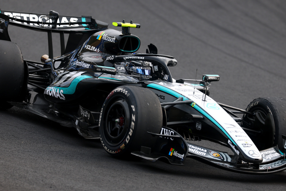 Carro de Fórmula 1 Mercedes correndo na pista