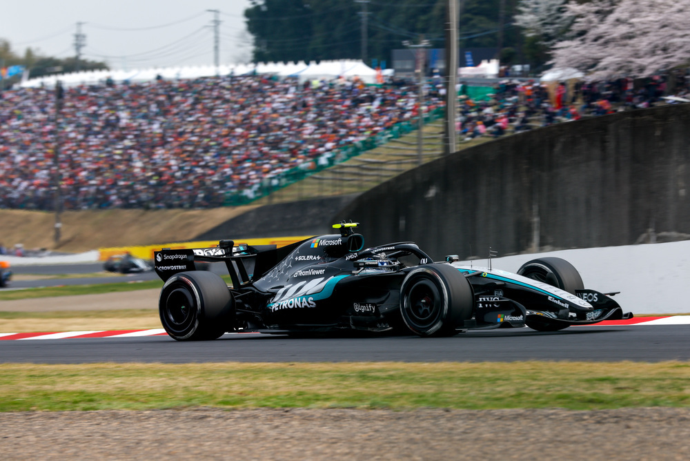 Carro F1 Mercedes passando por arquibancadas cheias