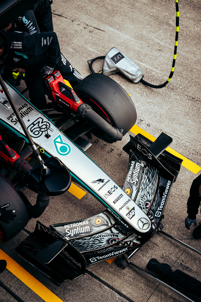 Vista superior de um carro F1 Mercedes na garagem