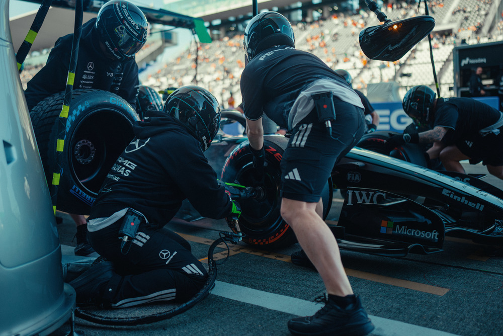 Equipa de boxes da Mercedes a trabalhar no carro