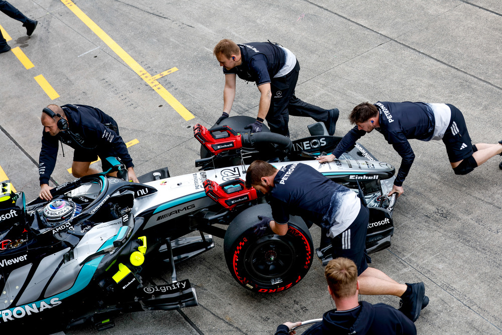 Equipa Mercedes a trocar pneus durante a corrida