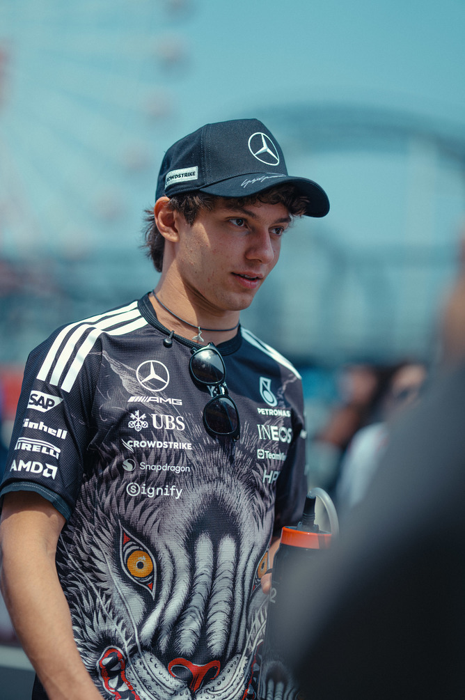 Piloto Mercedes F1 com equipamento da equipa