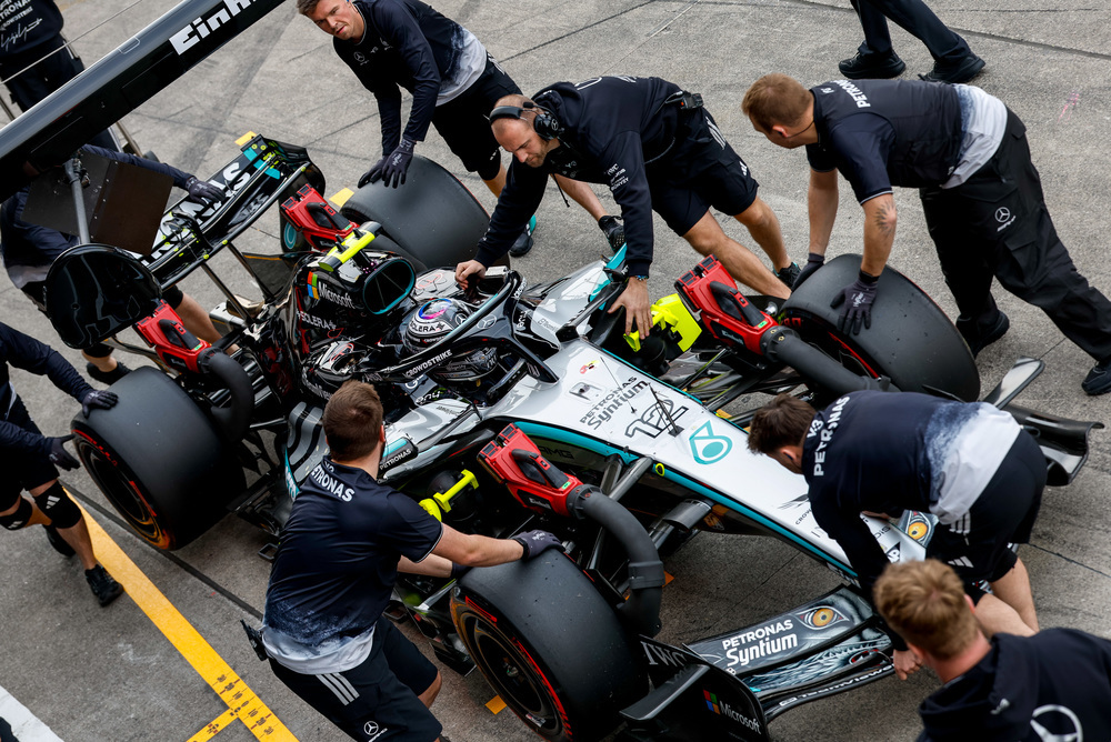 Equipa Mercedes a fazer manutenção no carro