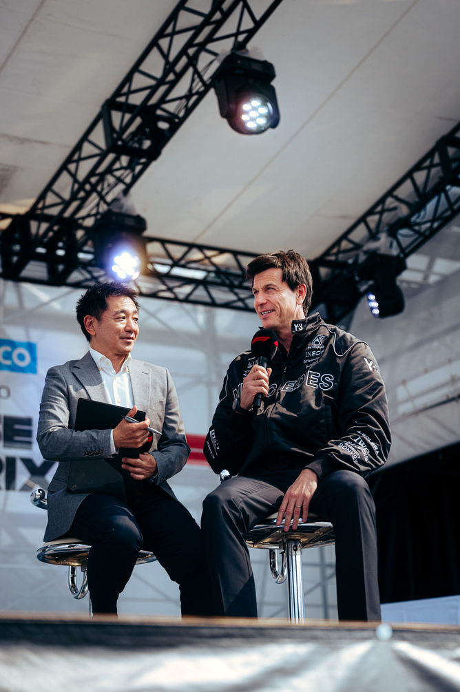 Toto Wolff a ser entrevistado no palco