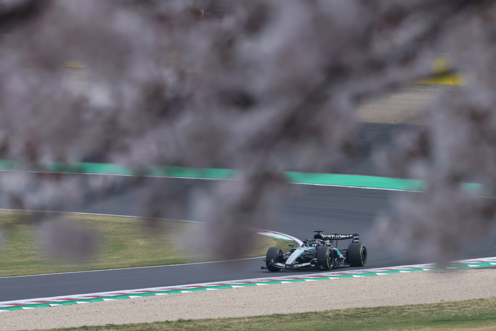 Carro F1 Mercedes acelerando ao longe