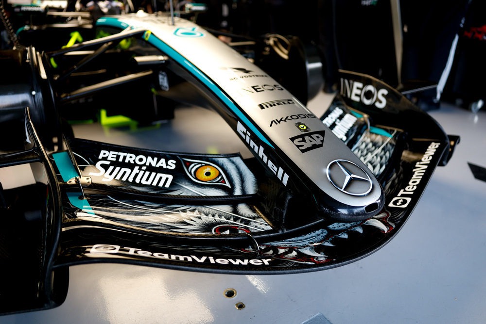 Close-up da parte frontal do carro F1 Mercedes
