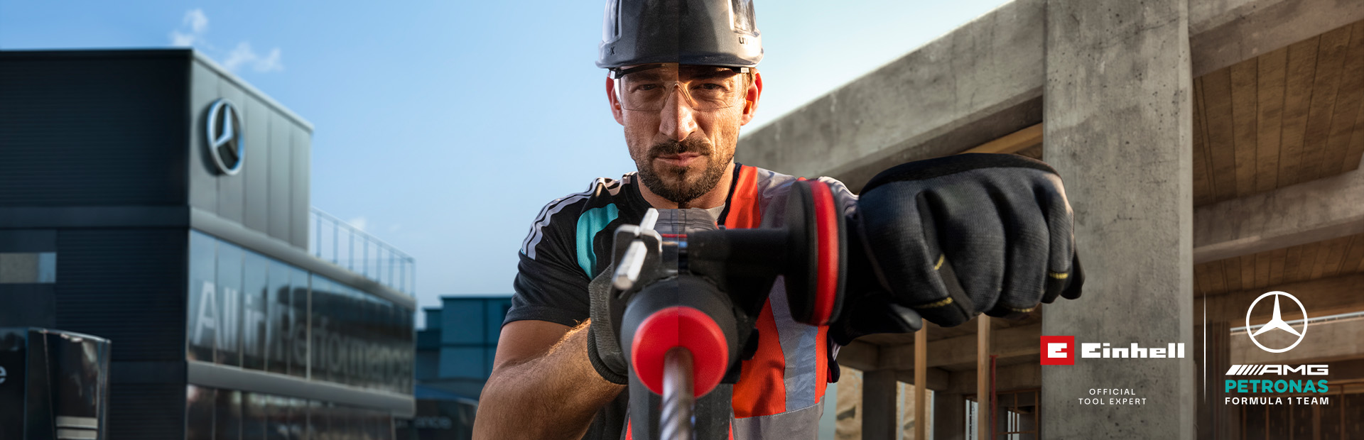 Um mecânico com equipamento de proteção a perfurar com uma ferramenta elétrica num estaleiro de construção.