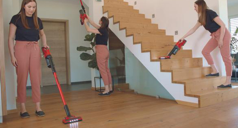 Mulher limpando o quarto com aspirador em três posições.